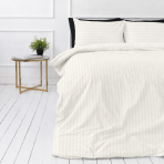 Premium satīns „Snow White Stripe Sateen“. Mako satīna gultas veļa, 140x200 cm, 150x200 cm, 160x200 cm, 180x200 cm, 200x200 cm, 200x220 cm, 220x240 cm. Ziloņkaula toņa gultas veļa ar gaišākām un tumšākām svītrām. Premium satīns „Snow White Stripe Sateen“. Mako satīna gultas veļa, 140x200 cm, 150x200 cm, 160x200 cm, 180x200 cm, 200x200 cm, 200x220 cm, 220x240 cm. Ziloņkaula toņa gultas veļa ar gaišākām un tumšākām svītrām.