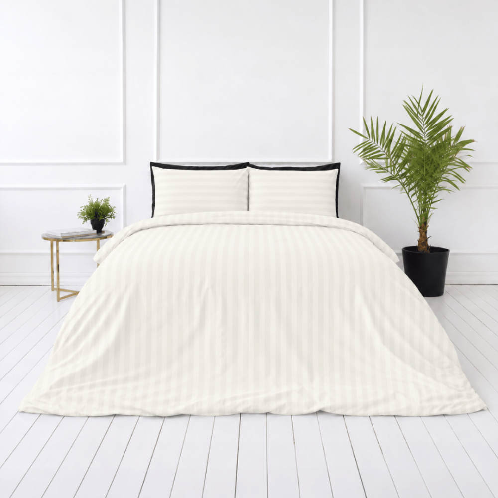 Premium satīns „Snow White Stripe Sateen“. Mako satīna gultas veļa, 140x200 cm, 150x200 cm, 160x200 cm, 180x200 cm, 200x200 cm, 200x220 cm, 220x240 cm. Silti baltas spilvendrānas ar horizontālām svītrām. Premium satīns „Snow White Stripe Sateen“. Mako satīna gultas veļa, 140x200 cm, 150x200 cm, 160x200 cm, 180x200 cm, 200x200 cm, 200x220 cm, 220x240 cm. Silti baltas spilvendrānas ar horizontālām svītrām.