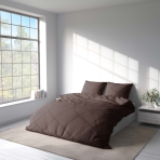 Premium satīna gultas veļas komplekts „Brown“. Satīna gultas veļa, 140x200 cm, 200x200 cm, 200x220 cm. Elegants brūns gultasveļas komplekts, kas lieliski piemērots bagātīgas un aicinošas guļamistabas atmosfēras radīšanai.