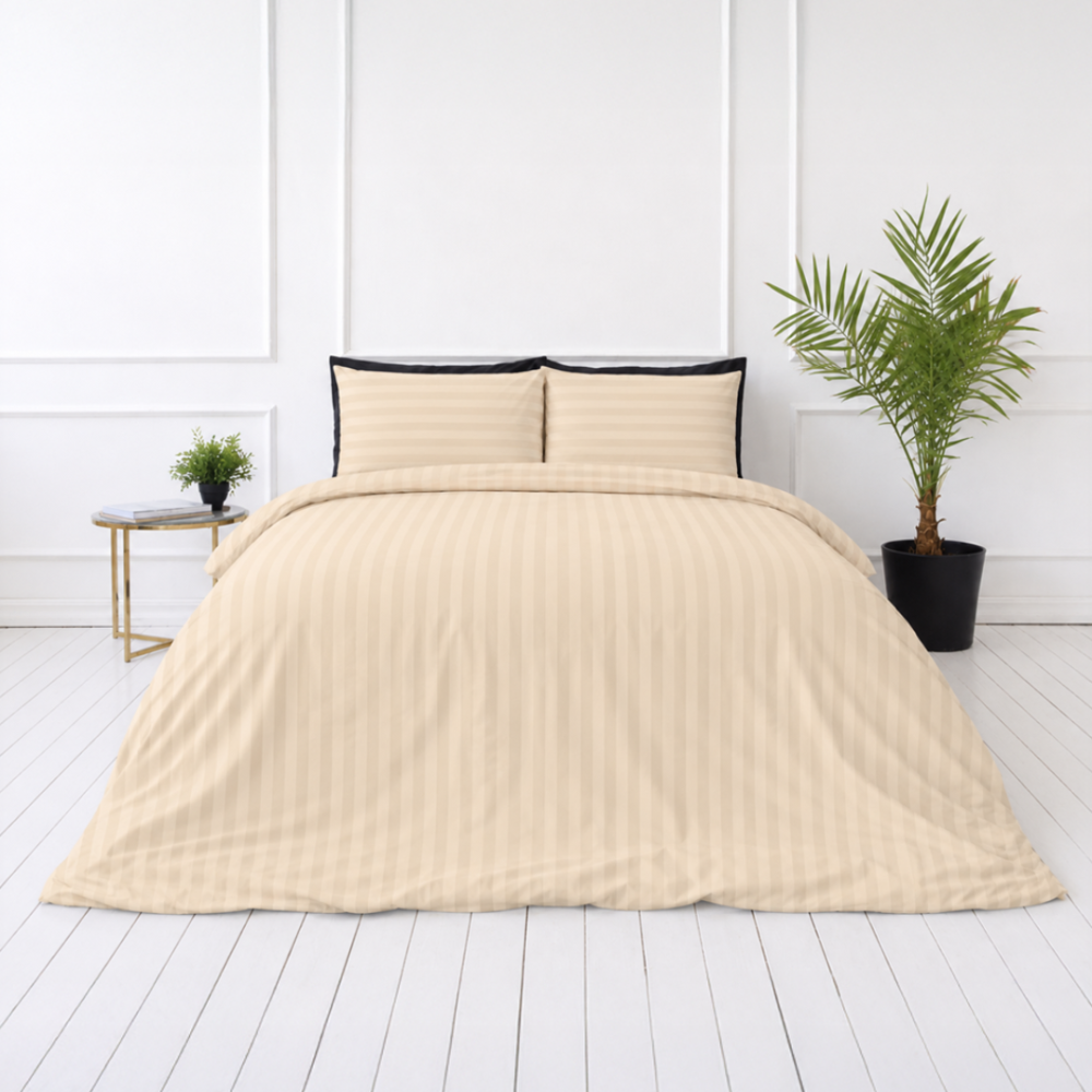 Premium satīns „Champagne Stripe Sateen“. Gultas veļas komplekti 150x200, 140x200 cm, 150x200 cm, 160x200 cm, 180x200 cm, 200x200 cm, 200x220 cm, 220x240 cm. Gaišs krēmkrāsas gultas veļas komplekts ar smalku svītru rakstu