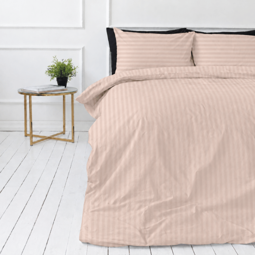 Premium satīns „Classic Coffee Stripe Sateen“. Mako satīna gultas veļa, 140x200 cm, 150x200 cm, 160x200 cm, 180x200 cm, 200x200 cm, 200x220 cm, 220x240 cm. Gultas veļa pasteļbēšos toņos ar gaišāku un tumšāku svītru rakstu.