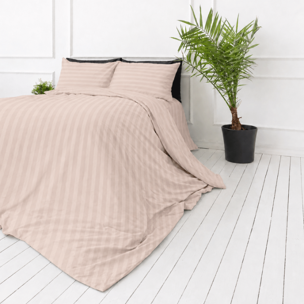 Premium satīns „Classic Coffee Stripe Sateen“. Mako satīna gultas veļa, 140x200 cm, 150x200 cm, 160x200 cm, 180x200 cm, 200x200 cm, 200x220 cm, 220x240 cm. Sārti bēšs segas pārvalks ar vertikālām svītrām.