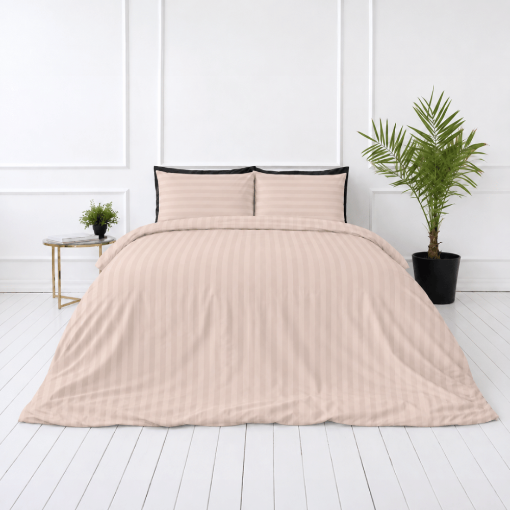 Premium satīns „Classic Coffee Stripe Sateen“. Mako satīna gultas veļa, 140x200 cm, 150x200 cm, 160x200 cm, 180x200 cm, 200x200 cm, 200x220 cm, 220x240 cm. Gaiši bēšas spilvendrānas ar horizontālām svītrām un sārtu nokrāsu.