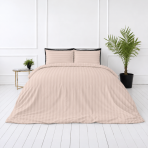 Premium satīns „Classic Coffee Stripe Sateen“. Mako satīna gultas veļa, 140x200 cm, 150x200 cm, 160x200 cm, 180x200 cm, 200x200 cm, 200x220 cm, 220x240 cm. Gaiši bēšas spilvendrānas ar horizontālām svītrām un sārtu nokrāsu.
