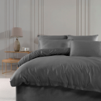 Premium satīns „Dark Grey satin“. Satīna gultas veļa, 140x200 cm, 200x200 cm, 200x220 cm. Tumši pelēks gultasveļas komplekts, kas piedāvā glītu un nomierinošu dizainu, kas papildina dažādus guļamistabas stilus.