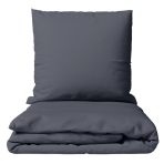 Premium satīns „Dark Grey sateen“. Gultas veļas komplekti 150x200, 140x200 cm, 150x200 cm, 160x200 cm, 180x200 cm, 200x200 cm, 200x220 cm, 220x240 cm. Tumši pelēks gultasveļas komplekts, kas piedāvā glītu un nomierinošu dizainu, kas papildina dažādus guļamistabas stilus.
