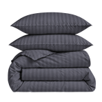 Premium satīns „Dark Grey Stripe Sateen“. Mako satīna gultas veļa, 140x200 cm, 150x200 cm, 160x200 cm, 180x200 cm, 200x200 cm, 200x220 cm, 220x240 cm. Tumši pelēks gultas veļas komplekts ar neuzkrītošu svītru rakstu.
