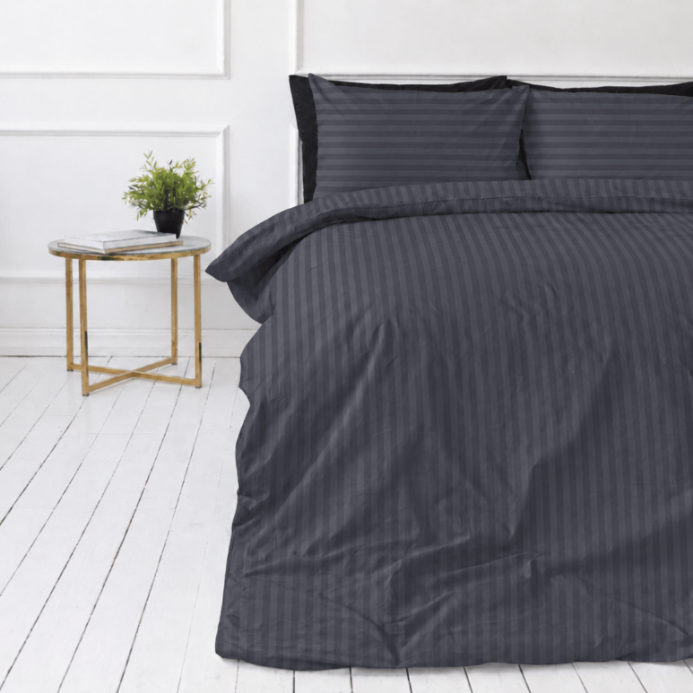 Premium satīns „Dark Grey Stripe Sateen“. Mako satīna gultas veļa, 140x200 cm, 150x200 cm, 160x200 cm, 180x200 cm, 200x200 cm, 200x220 cm, 220x240 cm. Grafītpelēka gultas veļa ar pārmaiņus gaišākām un tumšākām svītrām.