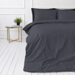 Premium satīns „Dark Grey Stripe Sateen“. Mako satīna gultas veļa, 140x200 cm, 150x200 cm, 160x200 cm, 180x200 cm, 200x200 cm, 200x220 cm, 220x240 cm. Grafītpelēka gultas veļa ar pārmaiņus gaišākām un tumšākām svītrām.