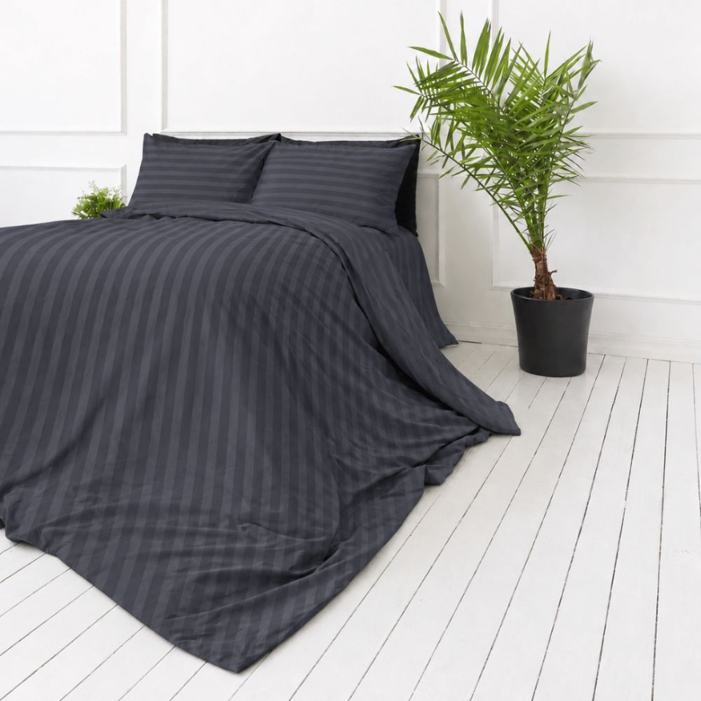 Premium satīns „Dark Grey Stripe Sateen“. Mako satīna gultas veļa, 140x200 cm, 150x200 cm, 160x200 cm, 180x200 cm, 200x200 cm, 200x220 cm, 220x240 cm. Antracīta krāsas segas pārvalks ar vertikālām svītrām.