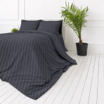 Premium satīns „Dark Grey Stripe Sateen“. Mako satīna gultas veļa, 140x200 cm, 150x200 cm, 160x200 cm, 180x200 cm, 200x200 cm, 200x220 cm, 220x240 cm. Antracīta krāsas segas pārvalks ar vertikālām svītrām.
