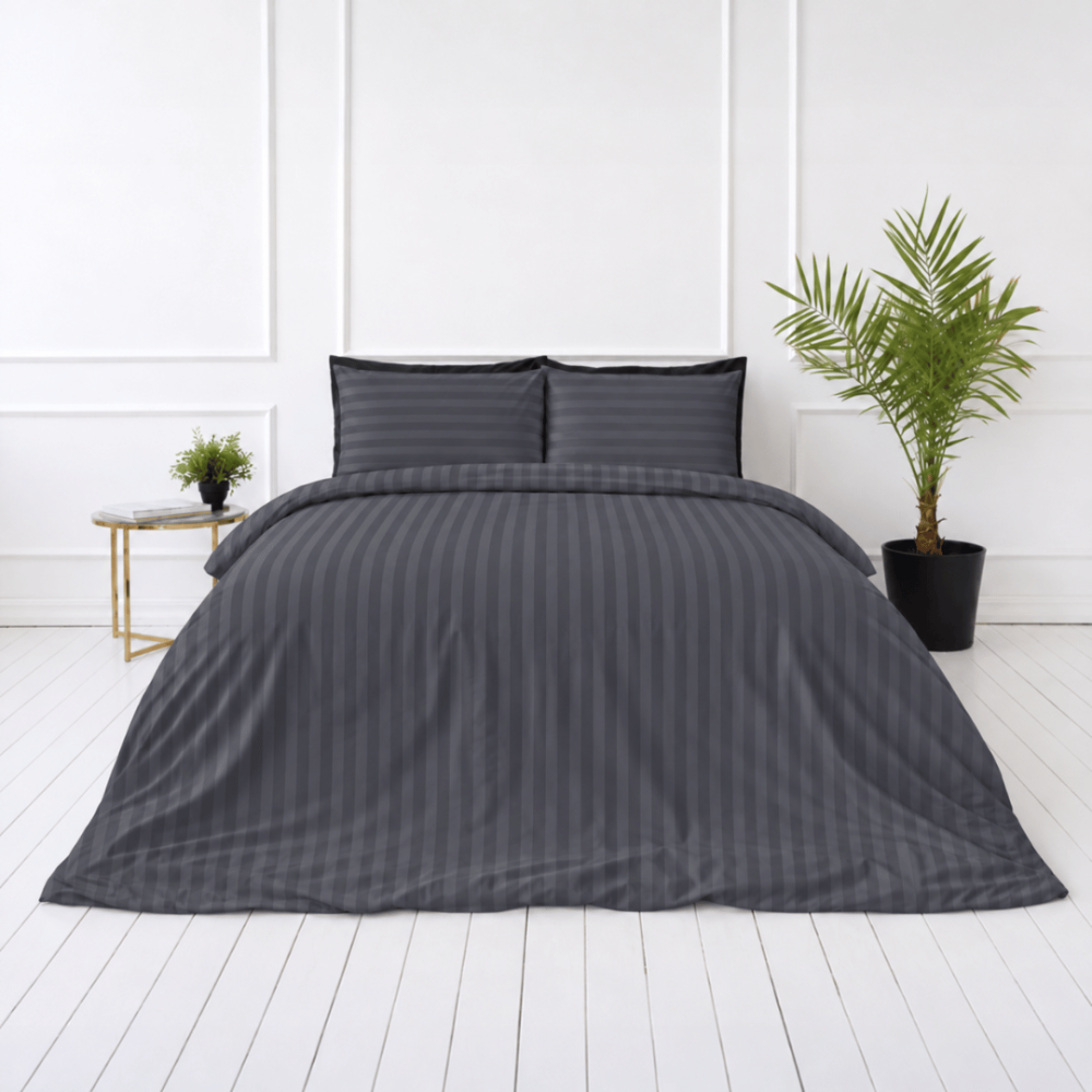 Premium satīns „Dark Grey Stripe Sateen“. Mako satīna gultas veļa, 140x200 cm, 150x200 cm, 160x200 cm, 180x200 cm, 200x200 cm, 200x220 cm, 220x240 cm. Tumši pelēkas spilvendrānas ar horizontālām svītrām.