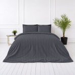 Premium satīns „Dark Grey Stripe Sateen“. Mako satīna gultas veļa, 140x200 cm, 150x200 cm, 160x200 cm, 180x200 cm, 200x200 cm, 200x220 cm, 220x240 cm. Tumši pelēkas spilvendrānas ar horizontālām svītrām.