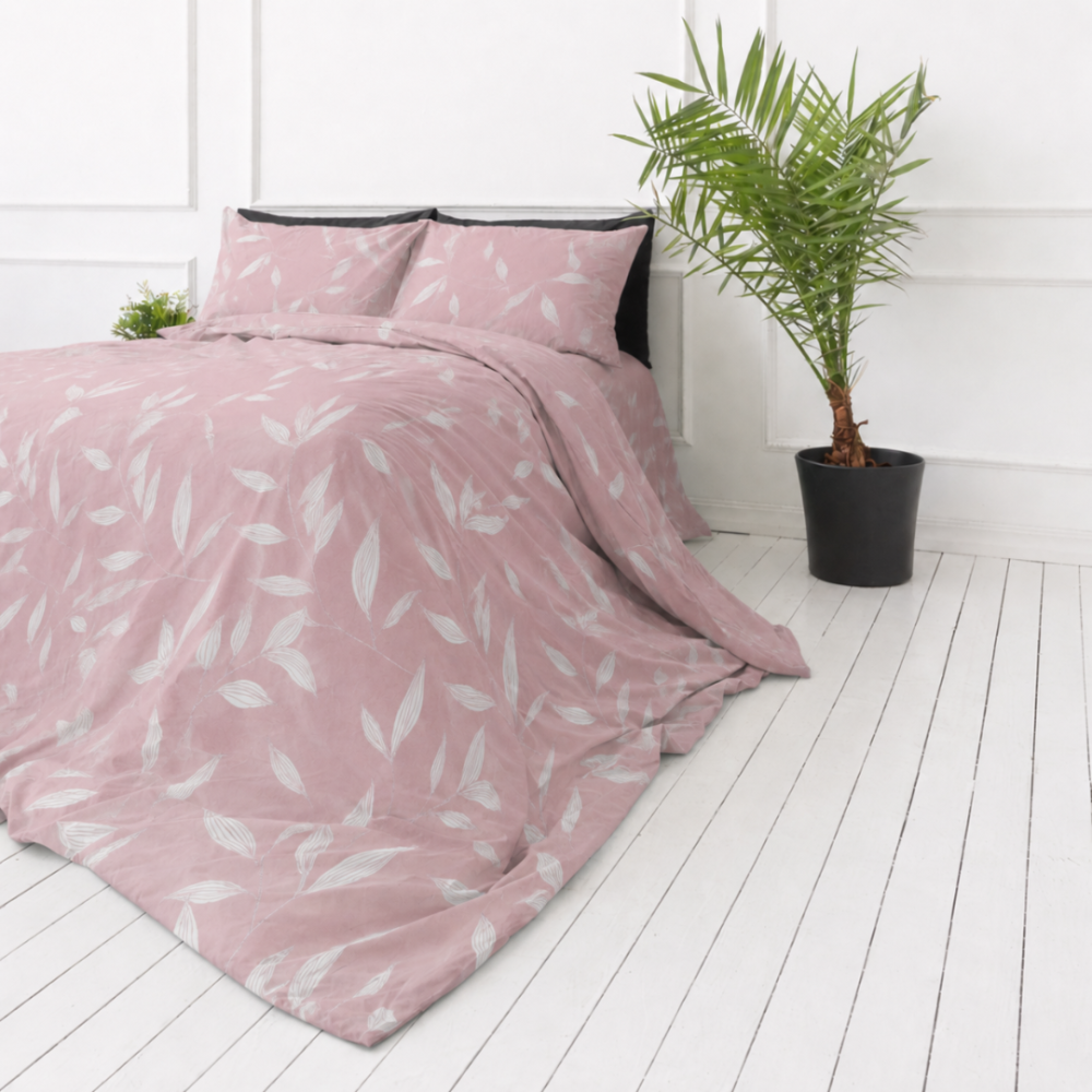 Premium satīns „Flopsie“. Rakstaina gultas veļa, 140x200 cm, 150x200 cm, 160x200 cm, 180x200 cm, 200x200 cm, 200x220 cm, 220x240 cm. Ash rose krāsas gultas veļas komplekts ar smalku lapu dizainu Premium satīns „Flopsie“. Rakstaina gultas veļa, 140x200 cm, 150x200 cm, 160x200 cm, 180x200 cm, 200x200 cm, 200x220 cm, 220x240 cm. Ash rose krāsas gultas veļas komplekts ar smalku lapu dizainu