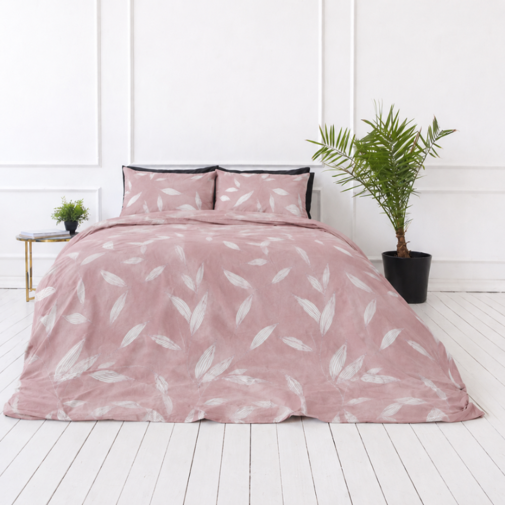 Premium satīns „Flopsie“. Rakstaina gultas veļa, 140x200 cm, 150x200 cm, 160x200 cm, 180x200 cm, 200x200 cm, 200x220 cm, 220x240 cm. Pasteļrozā gultas veļa ar baltu augu lapu rakstu Premium satīns „Flopsie“. Rakstaina gultas veļa, 140x200 cm, 150x200 cm, 160x200 cm, 180x200 cm, 200x200 cm, 200x220 cm, 220x240 cm. Pasteļrozā gultas veļa ar baltu augu lapu rakstu