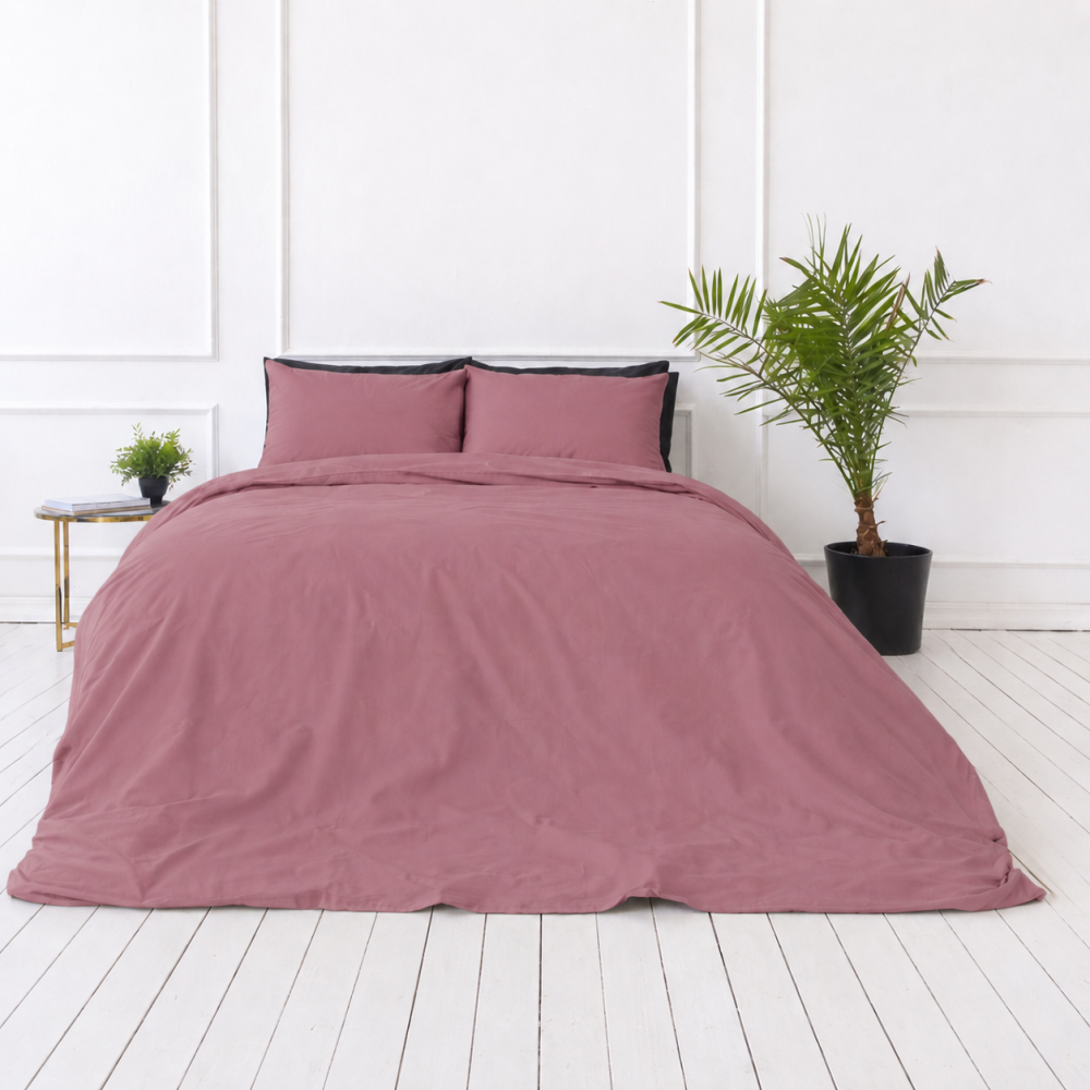 Premium satīns „Grape sateen“. Gultas veļas komplekti 150x200, 140x200 cm, 150x200 cm, 160x200 cm, 180x200 cm, 200x200 cm, 200x220 cm, 220x240 cm. Maigi rozā gultas veļas komplekts mājīgam guļamistabas interjeram Premium satīns „Grape sateen“. Gultas veļas komplekti 150x200, 140x200 cm, 150x200 cm, 160x200 cm, 180x200 cm, 200x200 cm, 200x220 cm, 220x240 cm. Maigi rozā gultas veļas komplekts mājīgam guļamistabas interjeram