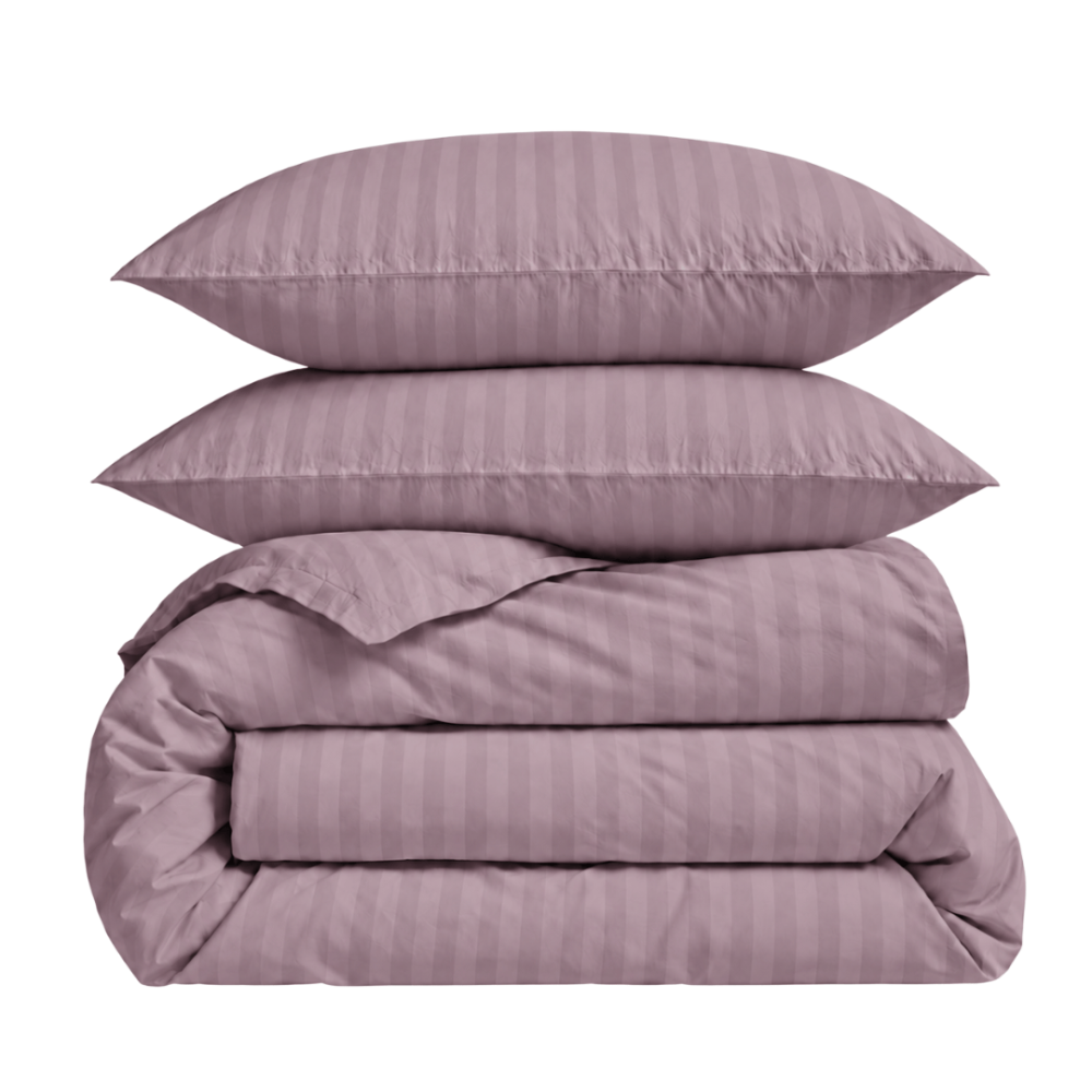 Premium satīns „Grape Stripe Sateen“. Mako satīna gultas veļa, 140x200 cm, 150x200 cm, 160x200 cm, 180x200 cm, 200x200 cm, 200x220 cm, 220x240 cm. Gultas veļas komplekts pieklusinātā sārti violetā tonī ar smalkām svītrām. Premium satīns „Grape Stripe Sateen“. Mako satīna gultas veļa, 140x200 cm, 150x200 cm, 160x200 cm, 180x200 cm, 200x200 cm, 200x220 cm, 220x240 cm. Gultas veļas komplekts pieklusinātā sārti violetā tonī ar smalkām svītrām.