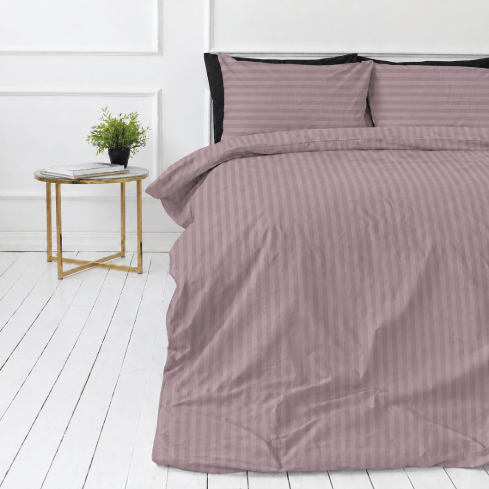 Premium satīns „Grape Stripe Sateen“. Mako satīna gultas veļa, 140x200 cm, 150x200 cm, 160x200 cm, 180x200 cm, 200x200 cm, 200x220 cm, 220x240 cm. Pelēcīgi rozā gultas veļa ar gaišāku un tumšāku svītru rakstu. Premium satīns „Grape Stripe Sateen“. Mako satīna gultas veļa, 140x200 cm, 150x200 cm, 160x200 cm, 180x200 cm, 200x200 cm, 200x220 cm, 220x240 cm. Pelēcīgi rozā gultas veļa ar gaišāku un tumšāku svītru rakstu.