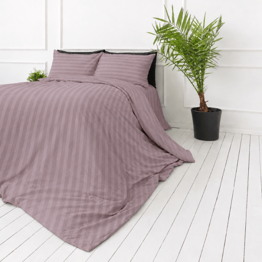 Premium satīns „Grape Stripe Sateen“. Mako satīna gultas veļa, 140x200 cm, 150x200 cm, 160x200 cm, 180x200 cm, 200x200 cm, 200x220 cm, 220x240 cm. Sārti violets segas pārvalks ar vertikālām svītrām. Premium satīns „Grape Stripe Sateen“. Mako satīna gultas veļa, 140x200 cm, 150x200 cm, 160x200 cm, 180x200 cm, 200x200 cm, 200x220 cm, 220x240 cm. Sārti violets segas pārvalks ar vertikālām svītrām.