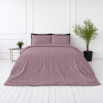 Premium satīns „Grape Stripe Sateen“. Mako satīna gultas veļa, 140x200 cm, 150x200 cm, 160x200 cm, 180x200 cm, 200x200 cm, 200x220 cm, 220x240 cm. Spilvendrānas pieklusinātā sārti violetā tonī ar horizontālām svītrām. Premium satīns „Grape Stripe Sateen“. Mako satīna gultas veļa, 140x200 cm, 150x200 cm, 160x200 cm, 180x200 cm, 200x200 cm, 200x220 cm, 220x240 cm. Spilvendrānas pieklusinātā sārti violetā tonī ar horizontālām svītrām.