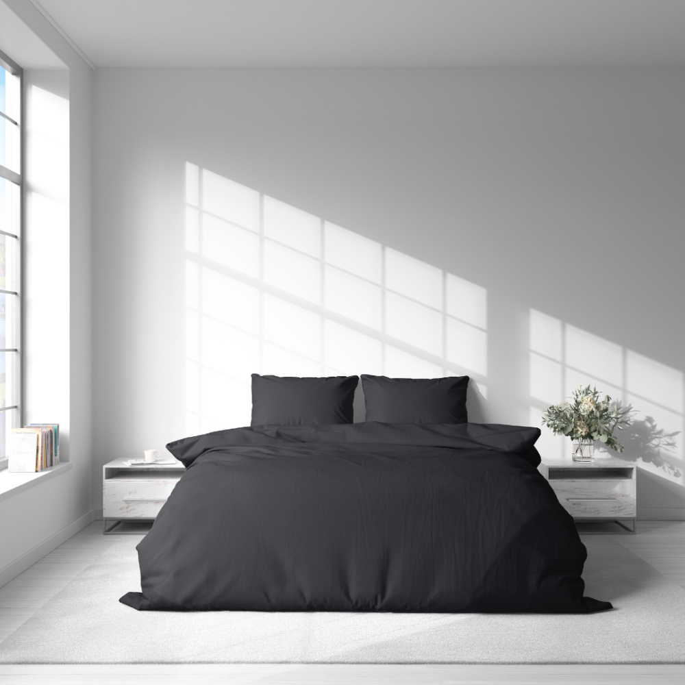 Premium satīna gultas veļas komplekts „Graphite Satin“. Satīna gultas veļa, 140x200 cm, 200x200 cm, 200x220 cm. Smalks dizaina gultas veļas komplekts dziļi pelēkā tonī.