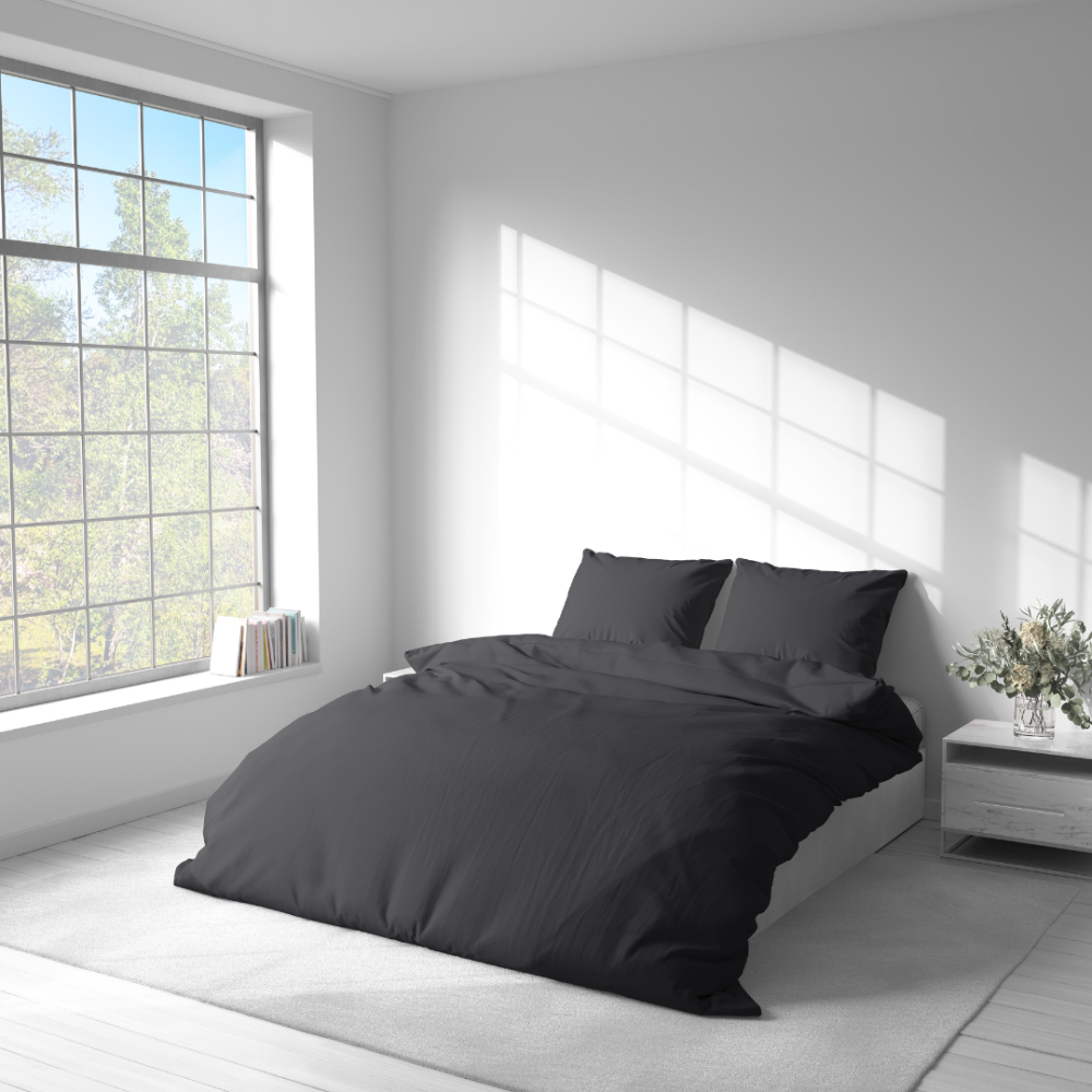 Premium satīna gultas veļas komplekts „Graphite Satin“. Satīna gultas veļa, 140x200 cm, 200x200 cm, 200x220 cm. Moderns viendabīgs tumši pelēks gultas veļas komplekts.