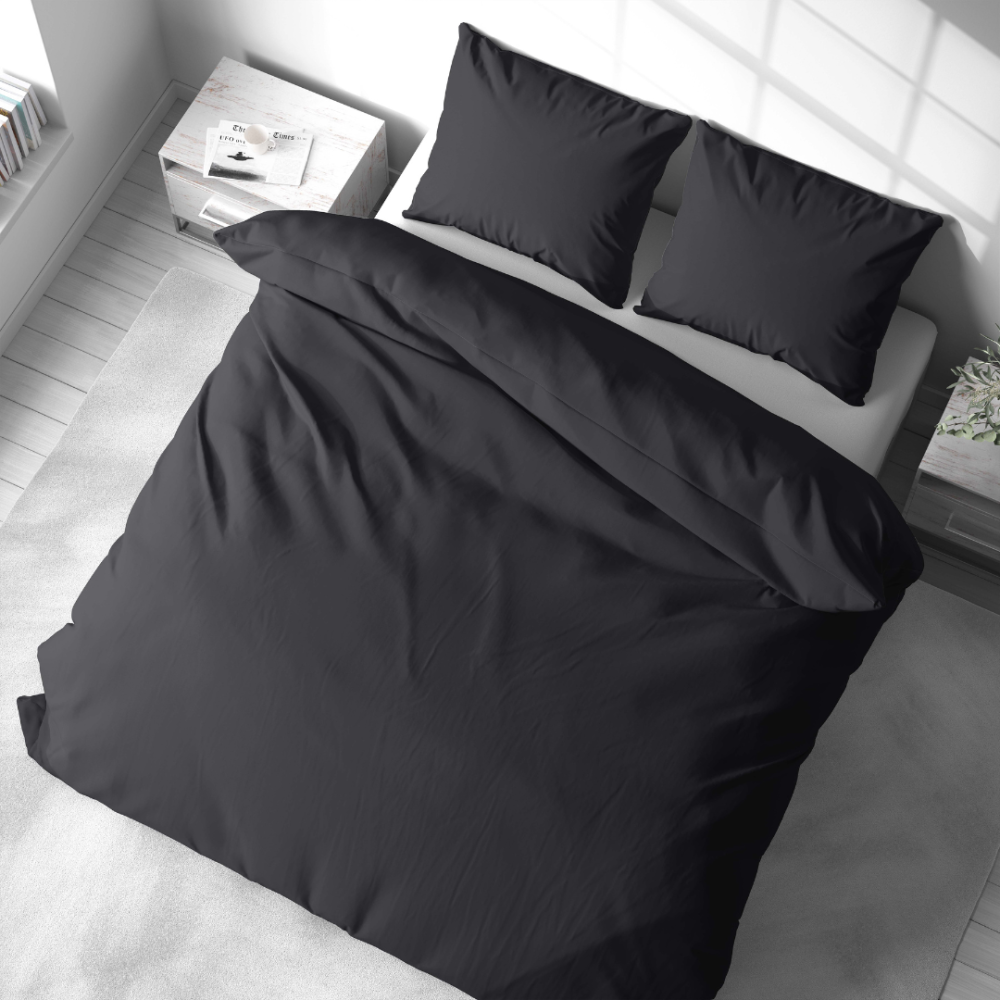 Premium satīna gultas veļas komplekts „Graphite Satin“. Satīna gultas veļa, 140x200 cm, 200x200 cm, 200x220 cm. Klasiska kokvilnas gultas veļas komplekts tumši pelēkā krāsā.