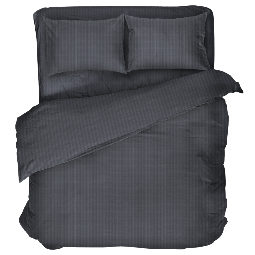 Premium satīna gultas veļas komplekts „Graphite Stripe Satin“. Satīna gultas veļa, 140x200 cm, 200x200 cm. Tumši pelēks gultas veļas komplekts ar smalkām vertikālām svītrām un satīna spīdumu.
