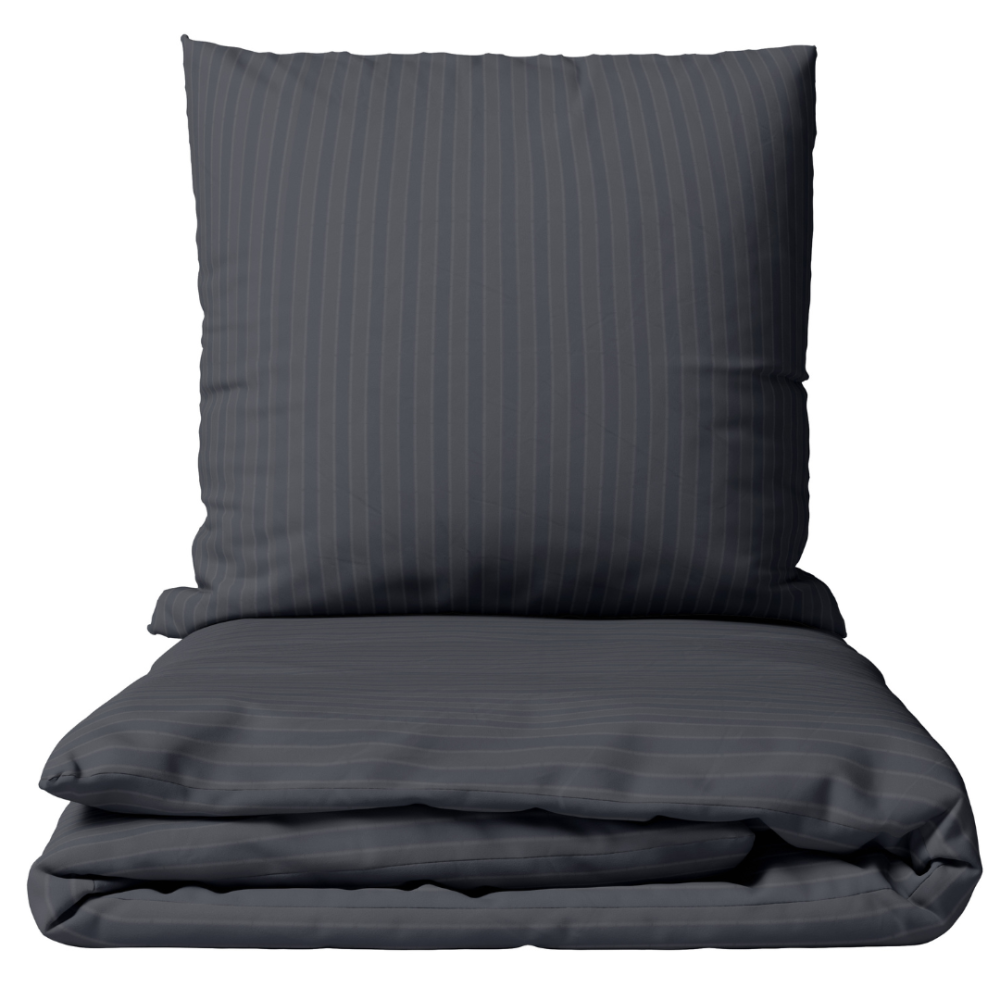 Premium satīna gultas veļas komplekts „Graphite Stripe Satin“. Satīna gultas veļa, 140x200 cm, 200x200 cm. Tumši pelēka gultas veļa ar smalkām svītrām.