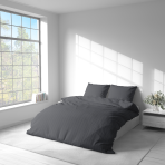 Premium satīna gultas veļas komplekts „Graphite Stripe Satin“. Satīna gultas veļa, 140x200 cm, 200x200 cm. Mūsdienīgs svītrains dizains dziļi pelēkā krāsā.