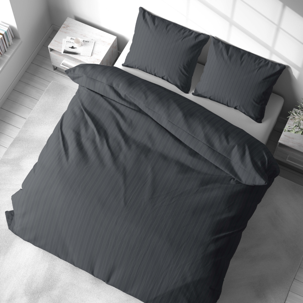 Premium satīna gultas veļas komplekts „Graphite Stripe Satin“. Satīna gultas veļa, 140x200 cm, 200x200 cm. Smalks svītrains komplekts intensīvi pelēkā tonī.