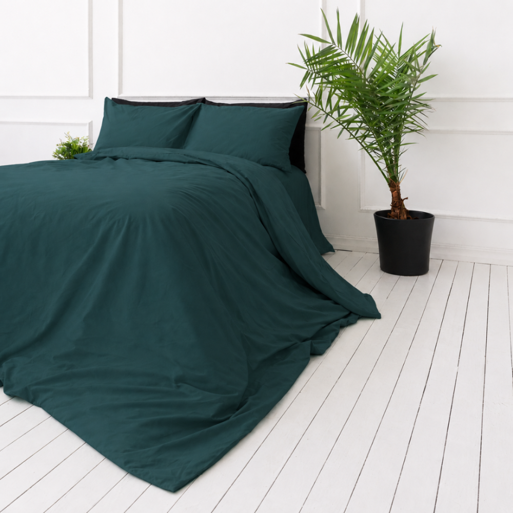 Premium satīna gultas veļas komplekts „Green Sateen“. Vienkrāsaina gultas veļa, 140x200 cm, 200x200 cm, 200x220 cm. Grezns dizaina gultas veļas komplekts intensīvi tumši zaļā tonī. Premium satīna gultas veļas komplekts „Green Sateen“. Vienkrāsaina gultas veļa, 140x200 cm, 200x200 cm, 200x220 cm. Grezns dizaina gultas veļas komplekts intensīvi tumši zaļā tonī.