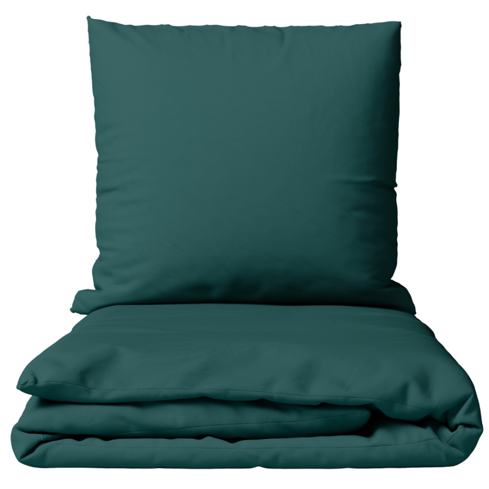 Premium satīna gultas veļas komplekts „Green Satin“. Satīna gultas veļa, 140x200 cm, 200x200 cm, 200x220 cm. Tumši zaļa sega un spilvendrānas komplekts bez rakstiem.