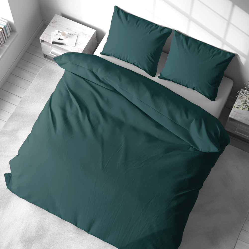 Premium satīna gultas veļas komplekts „Green Satin“. Satīna gultas veļa, 140x200 cm, 200x200 cm, 200x220 cm. Klasiska kokvilnas gultas veļas komplekts dziļi zaļā krāsā.