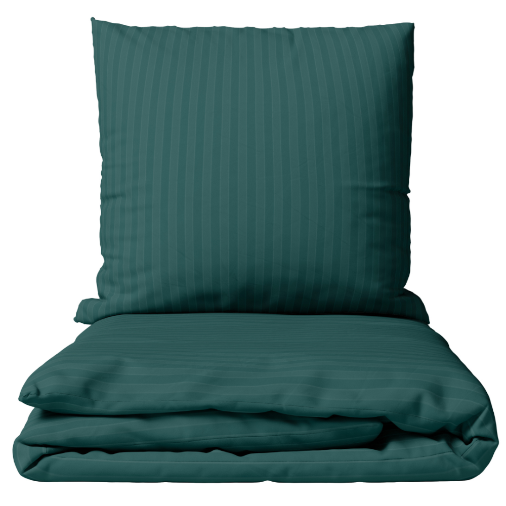 Premium satīna gultas veļas komplekts „Green Stripe Satin“. Satīna gultas veļa, 140x200 cm, 200x200 cm. Tumši zaļa gultas veļa ar smalkām vertikālām svītrām.