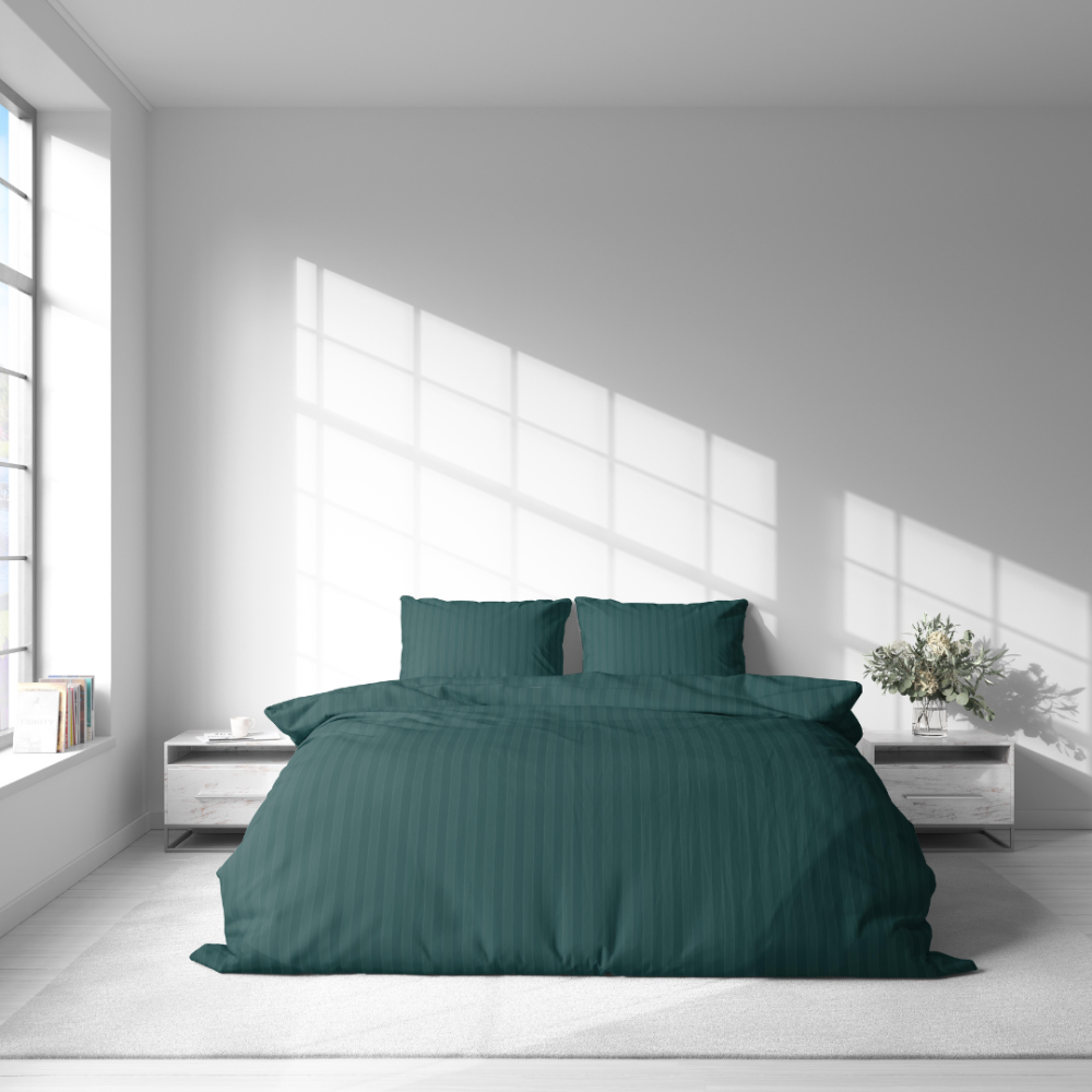 Premium satīna gultas veļas komplekts „Green Stripe Satin“. Satīna gultas veļa, 140x200 cm, 200x200 cm. Mūsdienīgs kokvilnas gultas veļas komplekts ar tumši zaļām svītrām.