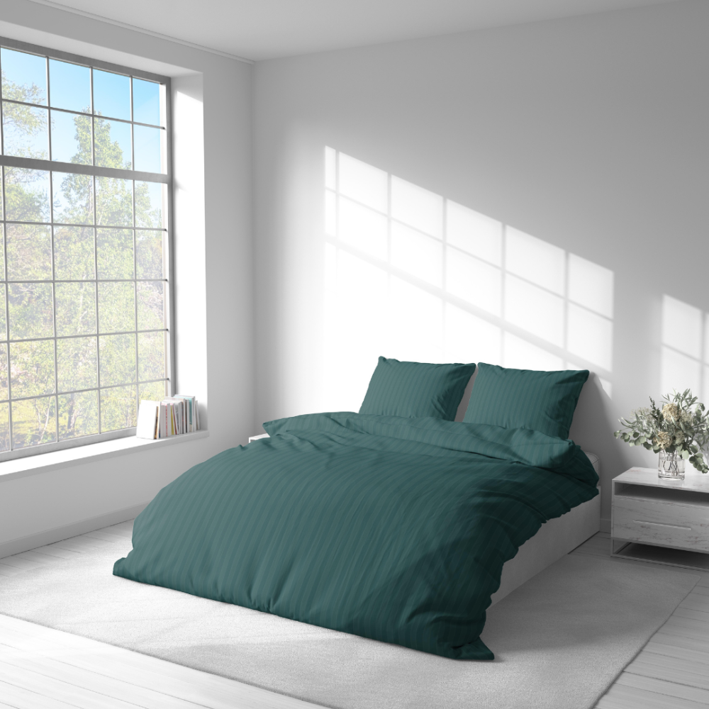Premium satīna gultas veļas komplekts „Green Stripe Satin“. Satīna gultas veļa, 140x200 cm, 200x200 cm. Elegants svītrains dizains intensīvi tumši zaļā gultas veļā.