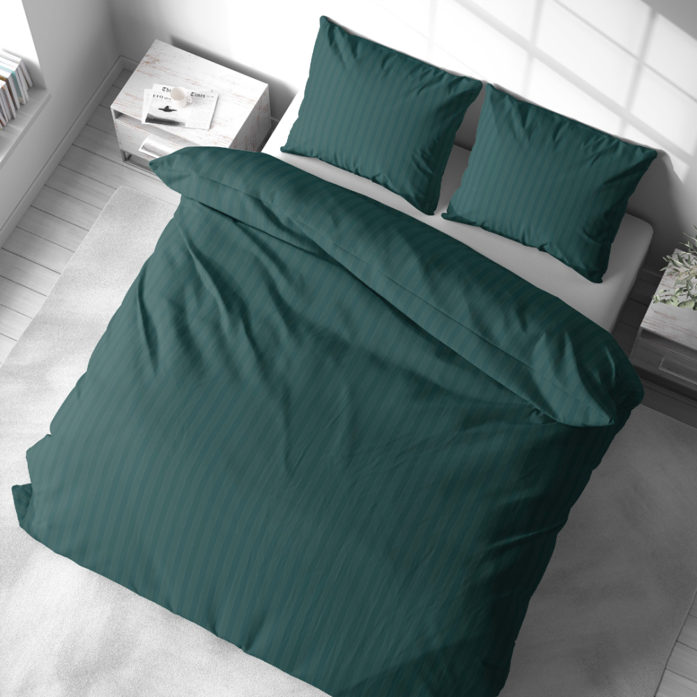 Premium satīna gultas veļas komplekts „Green Stripe Satin“. Satīna gultas veļa, 140x200 cm, 200x200 cm. Grezns gultas veļas komplekts dziļi zaļā tonī ar plānām svītrām.