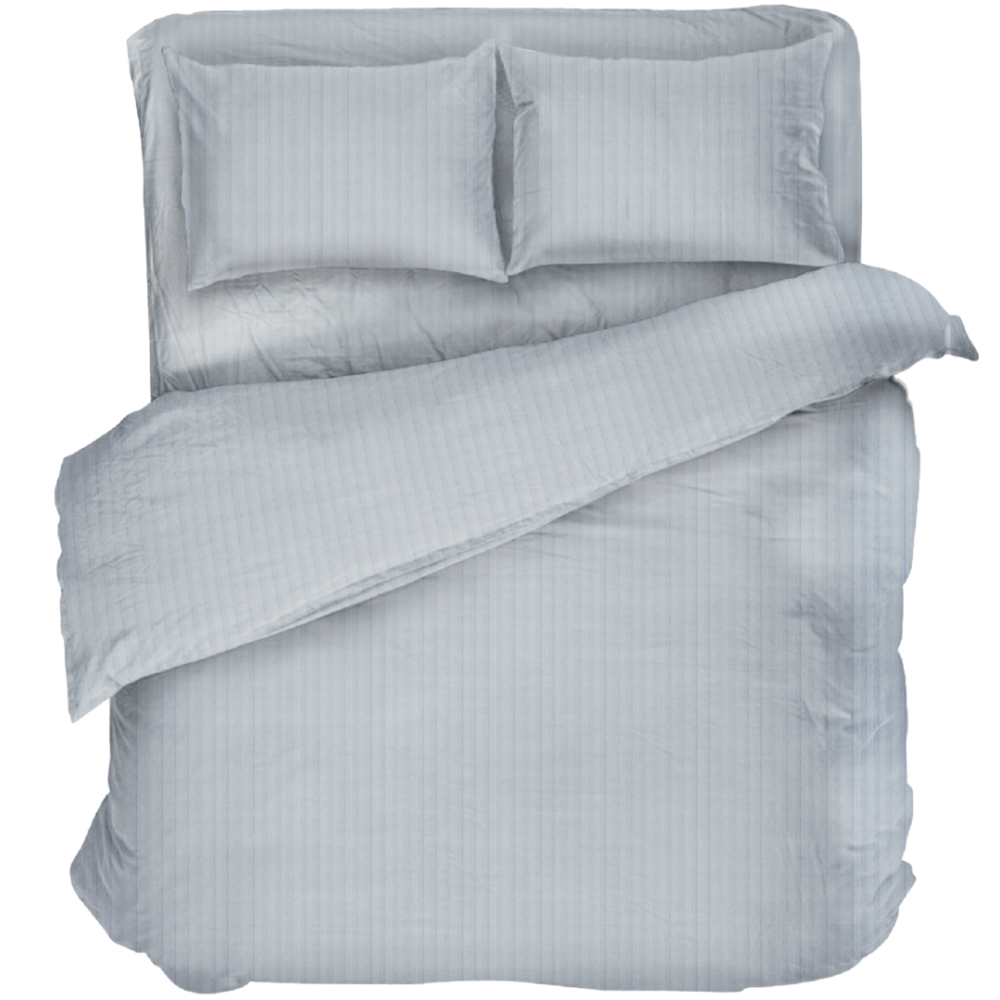 Premium satīna gultas veļas komplekts „Light Gray Stripe Satin“. Satīna gultas veļa, 140x200 cm, 200x200 cm.  gaiši pelēka gultas veļas komplekts ar smalkām vertikālām svītrām, radot elegantu un mierīgu guļamistabas atmosfēru.