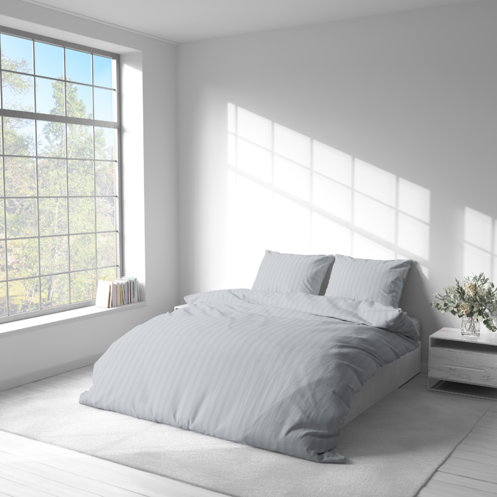 Premium satīna gultas veļas komplekts „Light Gray Stripe Satin“. Satīna gultas veļa, 140x200 cm, 200x200 cm. Klasisks svītrains dizains gaiši pelēkā gultas veļā.