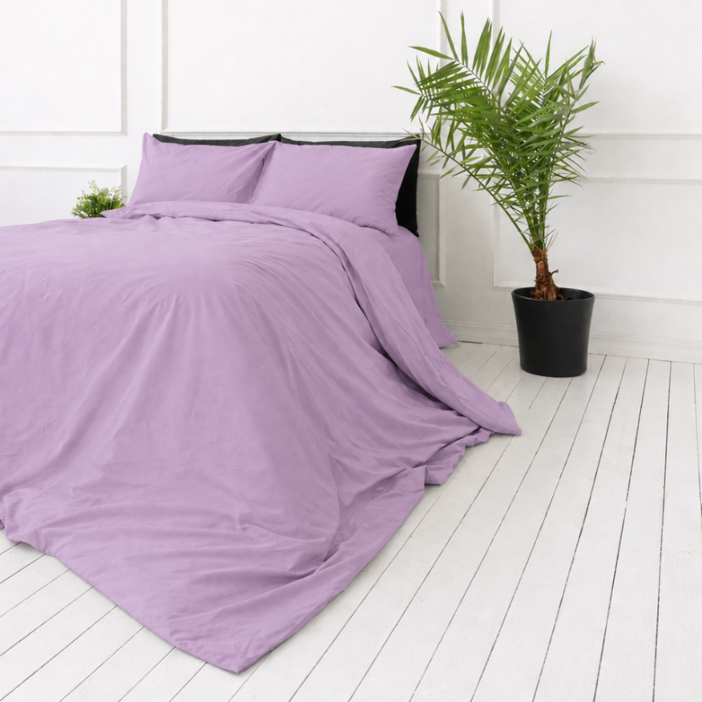 Premium satīns „Lilac Sateen“. Vienkrāsaina gultas veļa, 140x200 cm, 200x200 cm, 200x220 cm. Maigi violeta gultas veļa ar gludu virsmu un smalku matētu toni.