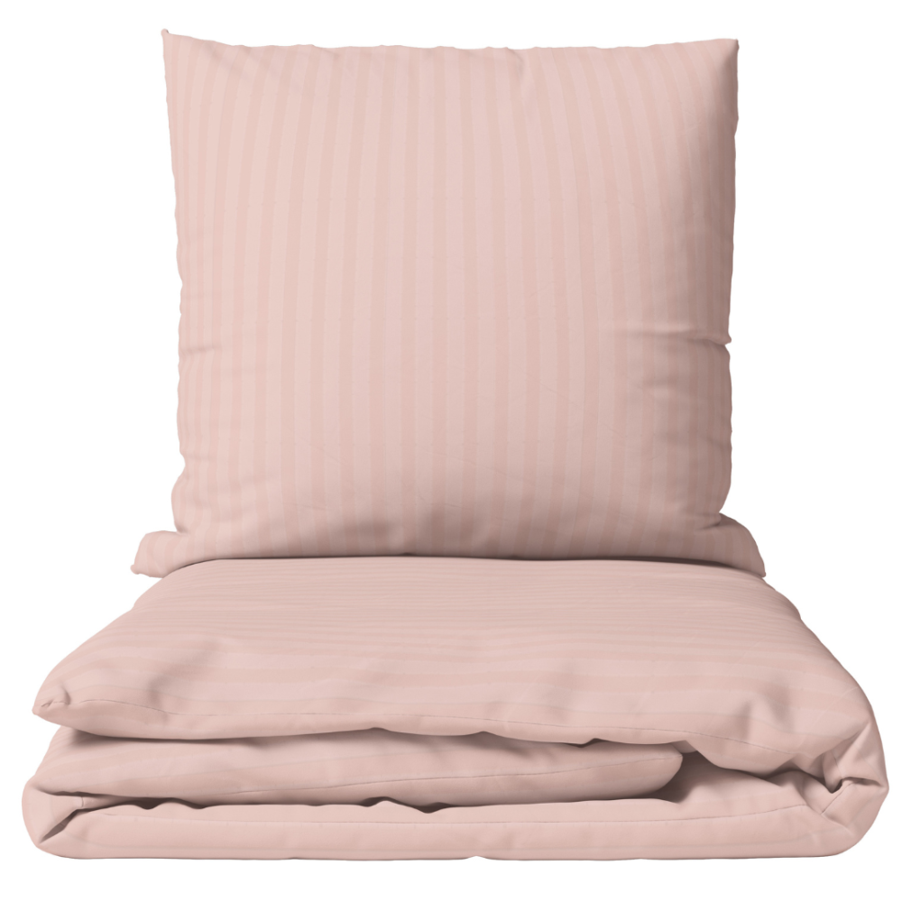 Premium satīna gultas veļas komplekts „Peachy Stripe Satin“. Satīna gultas veļa, 140x200 cm, 200x200 cm. Persiku tonī gultas veļas komplekts ar smalkām vertikālām svītrām.