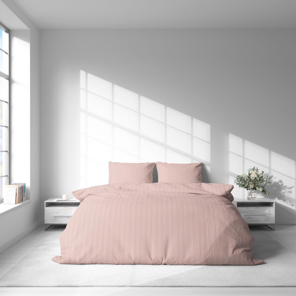 Premium satīna gultas veļas komplekts „Peachy Stripe Satin“. Satīna gultas veļa, 140x200 cm, 200x200 cm. Kokvilnas gultas veļas komplekts persiku krāsā ar plānām svītrām.