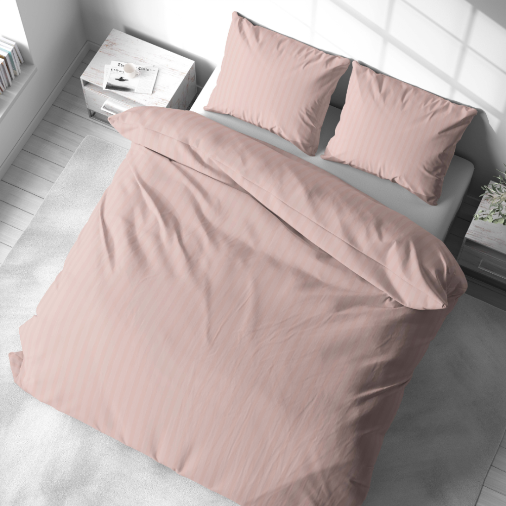 Premium satīna gultas veļas komplekts „Peachy Stripe Satin“. Satīna gultas veļa, 140x200 cm, 200x200 cm. Pasteļpersiku toņu grezna gultas veļa ar smalkām svītrām.