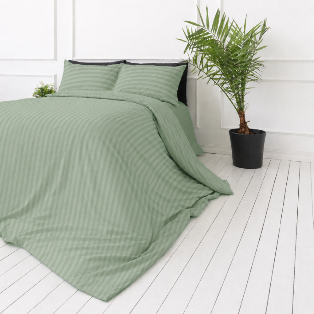 Premium satīns „Pistachio Stripe Sateen“. Gultas veļas komplekti 150x200, 140x200 cm, 150x200 cm, 160x200 cm, 180x200 cm, 200x200 cm, 200x220 cm, 220x240 cm. Gaiši zaļš gultas veļas komplekts ar elegantām svītrām