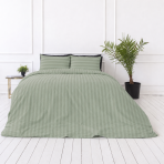 Premium satīns „Pistachio Stripe Sateen“. Gultas veļas komplekti 150x200, 140x200 cm, 150x200 cm, 160x200 cm, 180x200 cm, 200x200 cm, 200x220 cm, 220x240 cm. Zaļš svītrains gultas veļas komplekts ar smalku tonālu rakstu