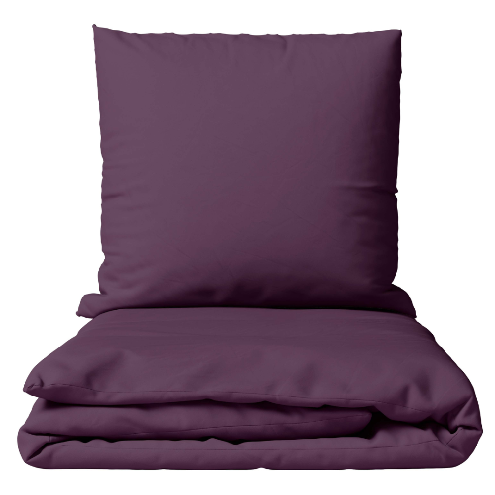 Premium satīns „Plum glow“. Satīna gultas veļa, 140x200 cm, 200x200 cm, 200x220 cm, 220x240 cm. Tumši violetais gultas komplekts, kas piešķir mājīgumu un eleganci jūsu guļamistabai.
