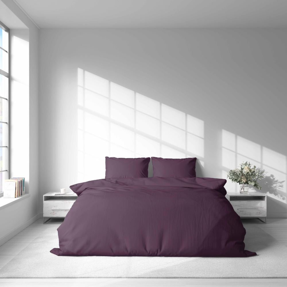 Premium satīns „Plum glow“. Satīna gultas veļa, 140x200 cm, 200x200 cm, 200x220 cm, 220x240 cm. Subtīls tumši violetais gultas komplekts, kas lieliski saskan ar jebkuru interjeru.