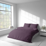 Premium satīns „Plum glow“. Satīna gultas veļa, 140x200 cm, 200x200 cm, 200x220 cm, 220x240 cm. Elegants tumši violetais gultas komplekts, kas rada nomierinošu un harmonisku atmosfēru.