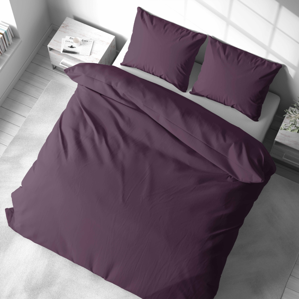 Premium satīns „Plum glow“. Satīna gultas veļa, 140x200 cm, 200x200 cm, 200x220 cm, 220x240 cm. Grezns tumši violetais gultas komplekts, nodrošinot patīkamu miegu un stilīgu guļamistabas vidi.